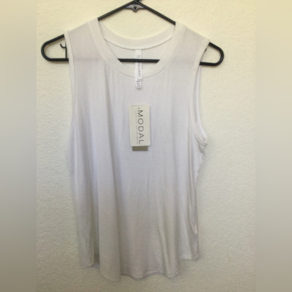 Sleeveless shirt by Tahari -M